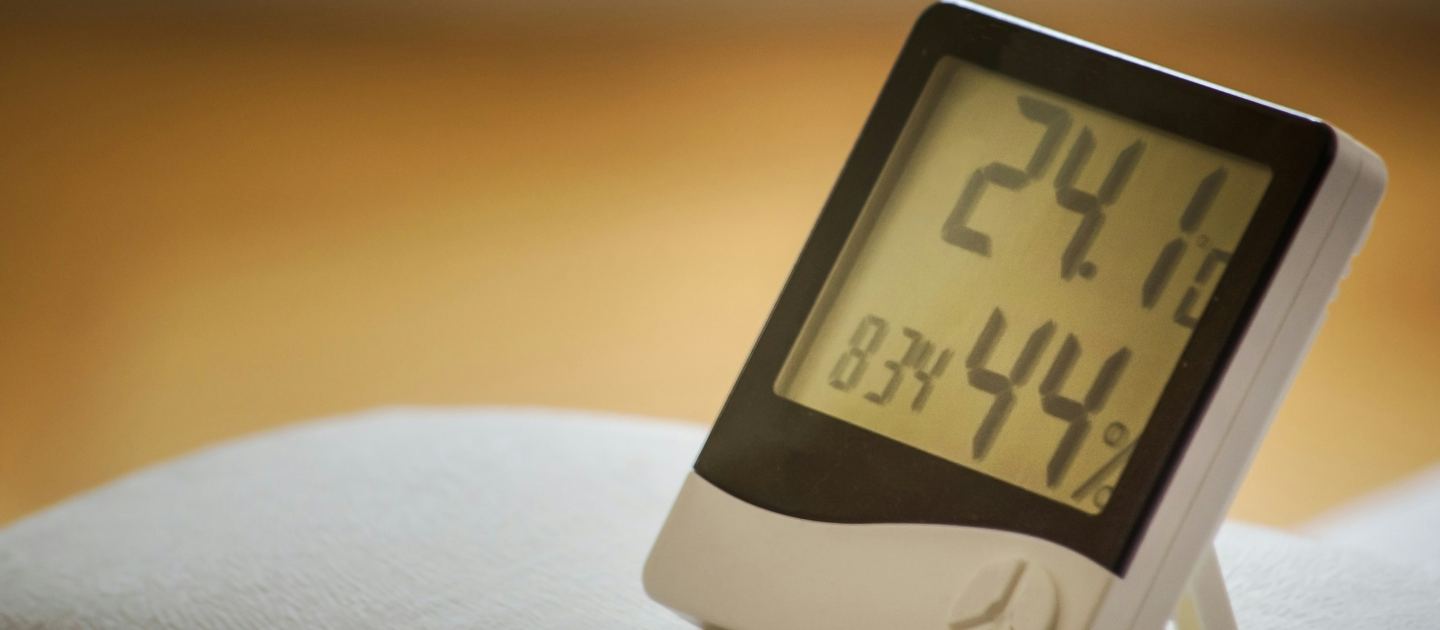 A room thermometer showing the temperature and humidity.